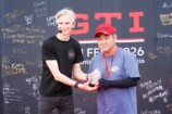 GTI部門で1位に選ばれたオーナーに手渡ししている様子