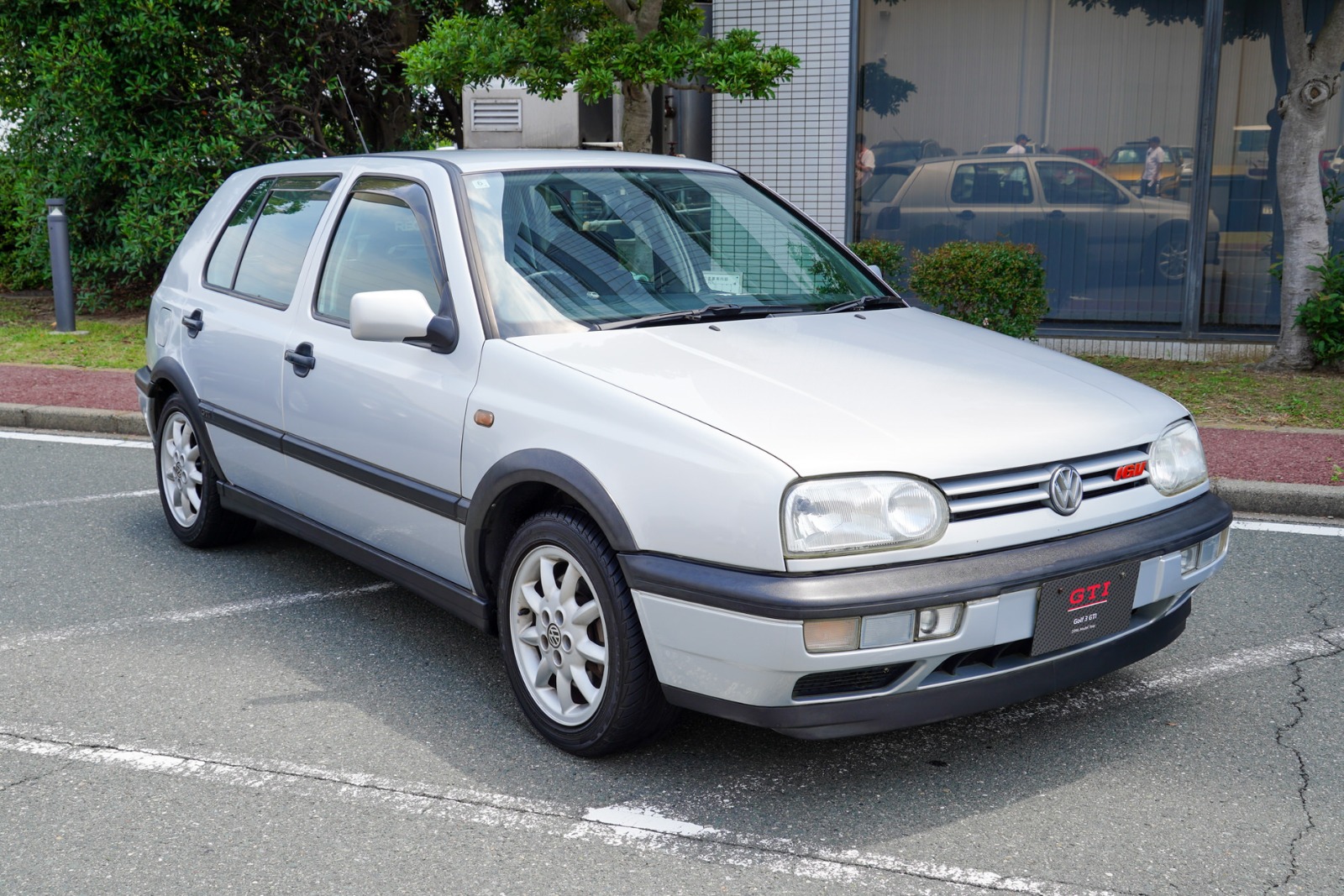 会場内で展示された車