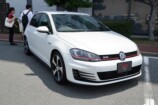 会場内で展示された車