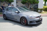会場内で展示された車