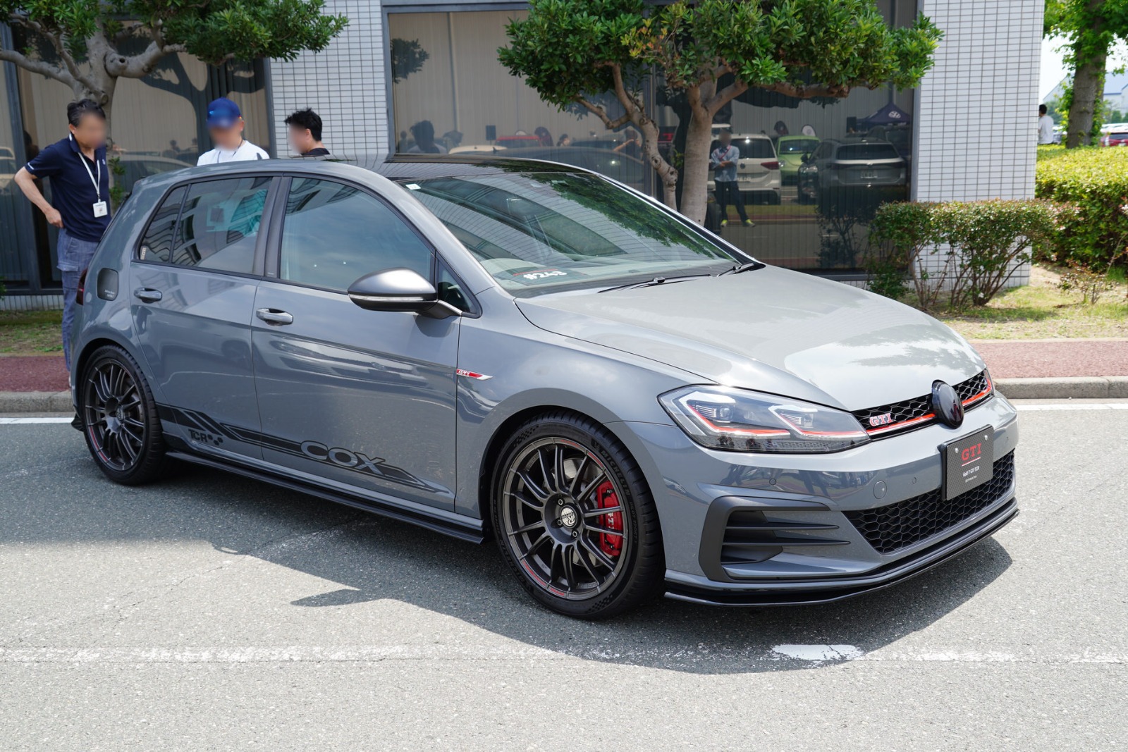 会場内で展示された車