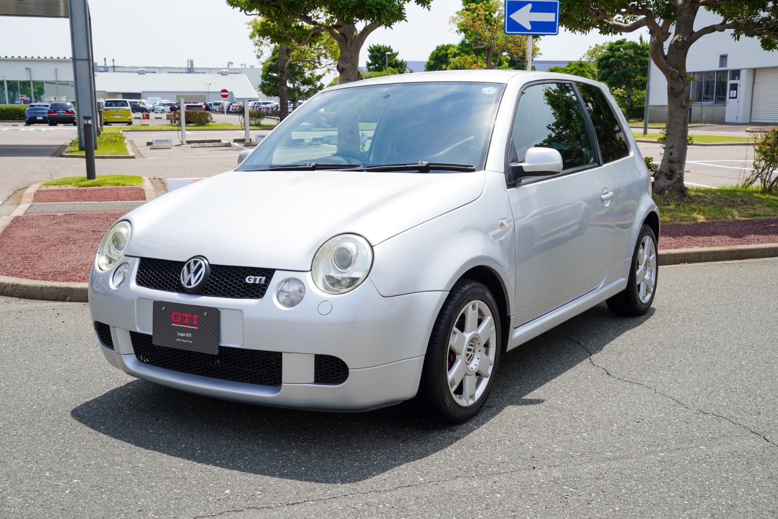 会場内で展示された車