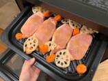 ロース肉と根菜に、味噌ダレを絡めた状態