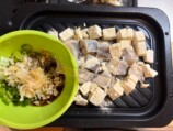 鱈と豆腐に薄力粉をまぶしたものと中華ダレ