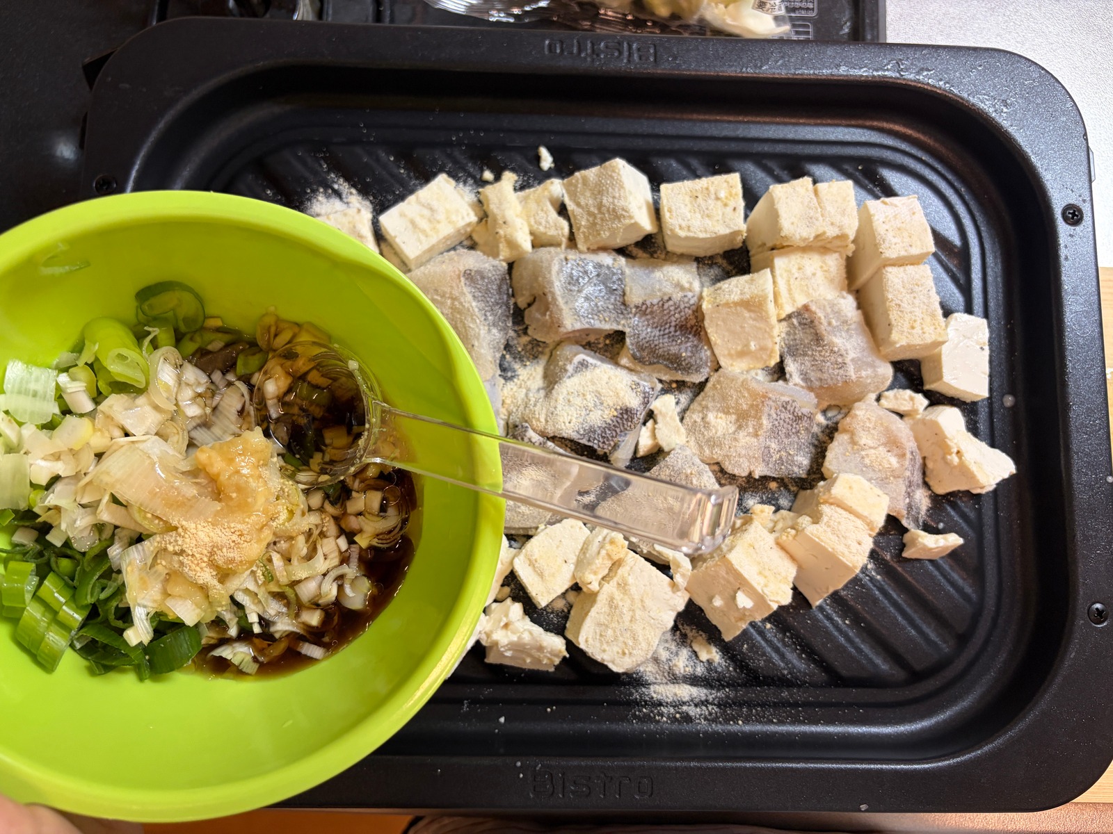 鱈と豆腐に薄力粉をまぶしたものと中華ダレ