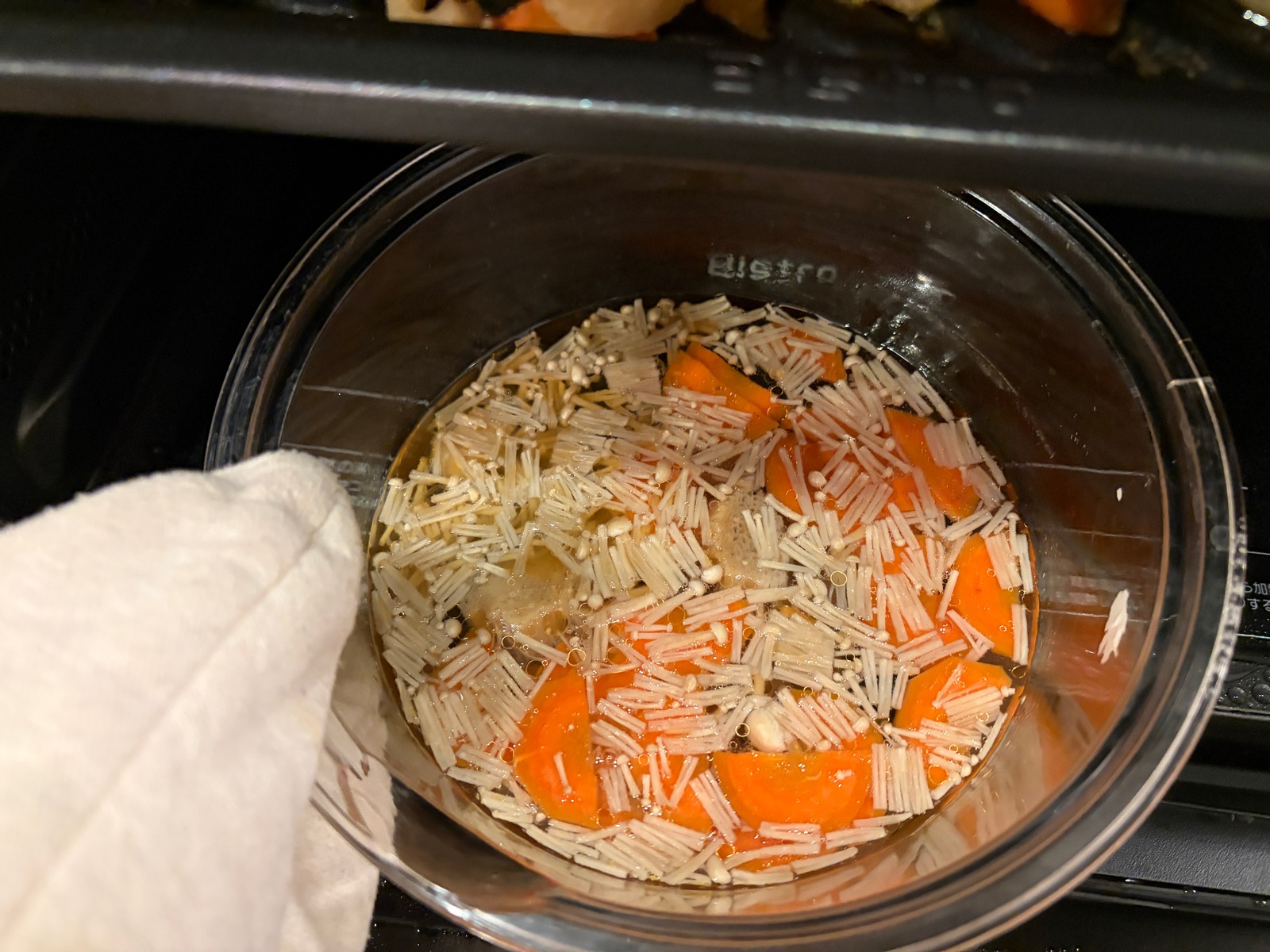 スープを入れる様子
