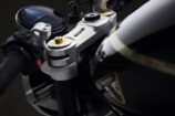 削りだしのトップヨークと専用バッジ