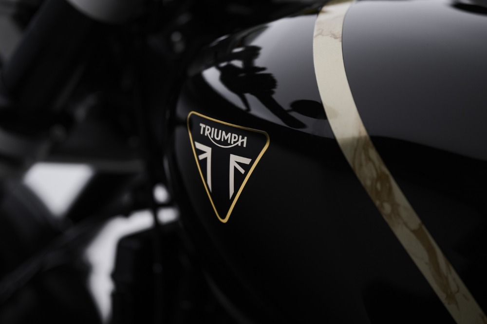 Obsidian Goldに輝く、美しいタンクとロゴ