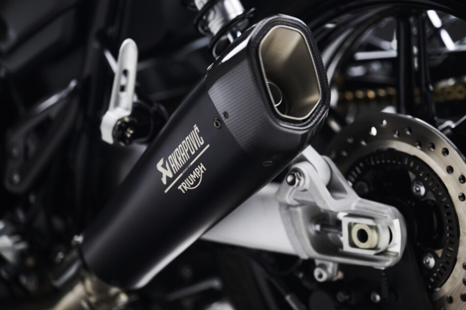 Akrapovič製サイレンサー