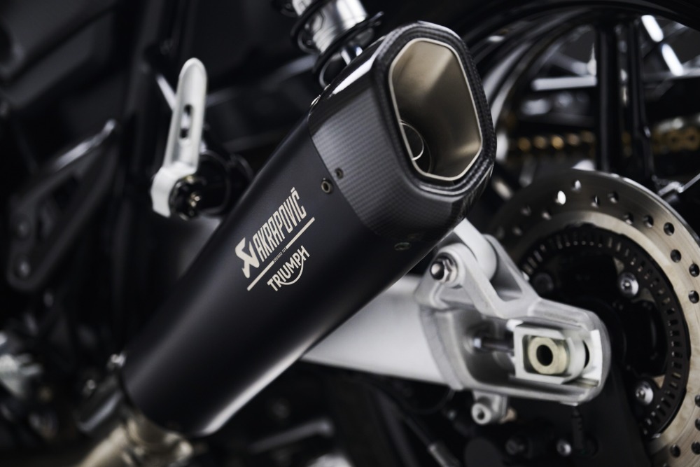 Akrapovič製サイレンサー