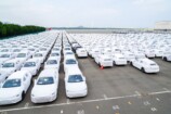 輸送から到着したずらりと並んだ車の数々