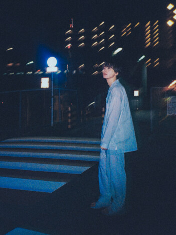 くじら、夜の孤独に寄り添う新曲「25-26」を配信リリース 新たなアーティスト写真公開も