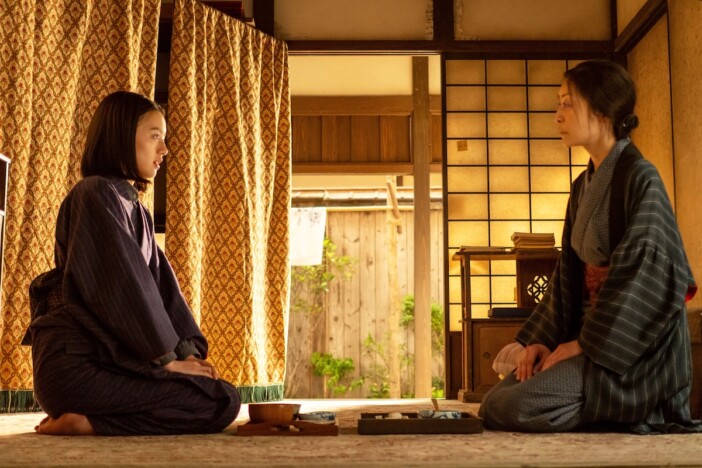 『風、薫る』第81話、直美（上坂樹里）が文（内田慈）の過去を調べ始める