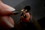ロジェ・デュブイが武将の兜を宿す新作時計の画像
