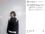 長濱ねる、黒ベストのシックな装いで笑顔の画像