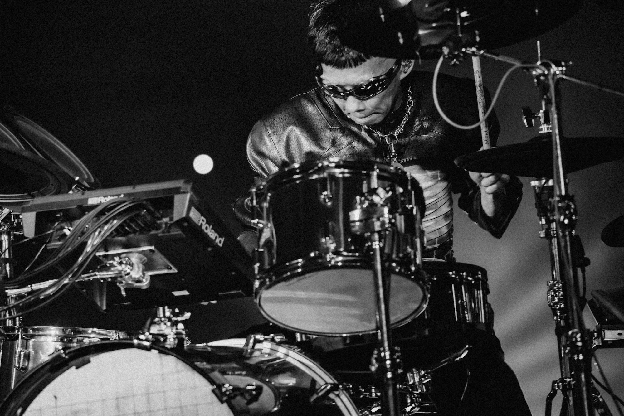 勢喜遊(Dr/Sampler)(Photo by Kosuke Ito)