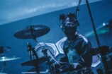 勢喜遊（Dr/Sampler）（Photo by Kosuke Ito）