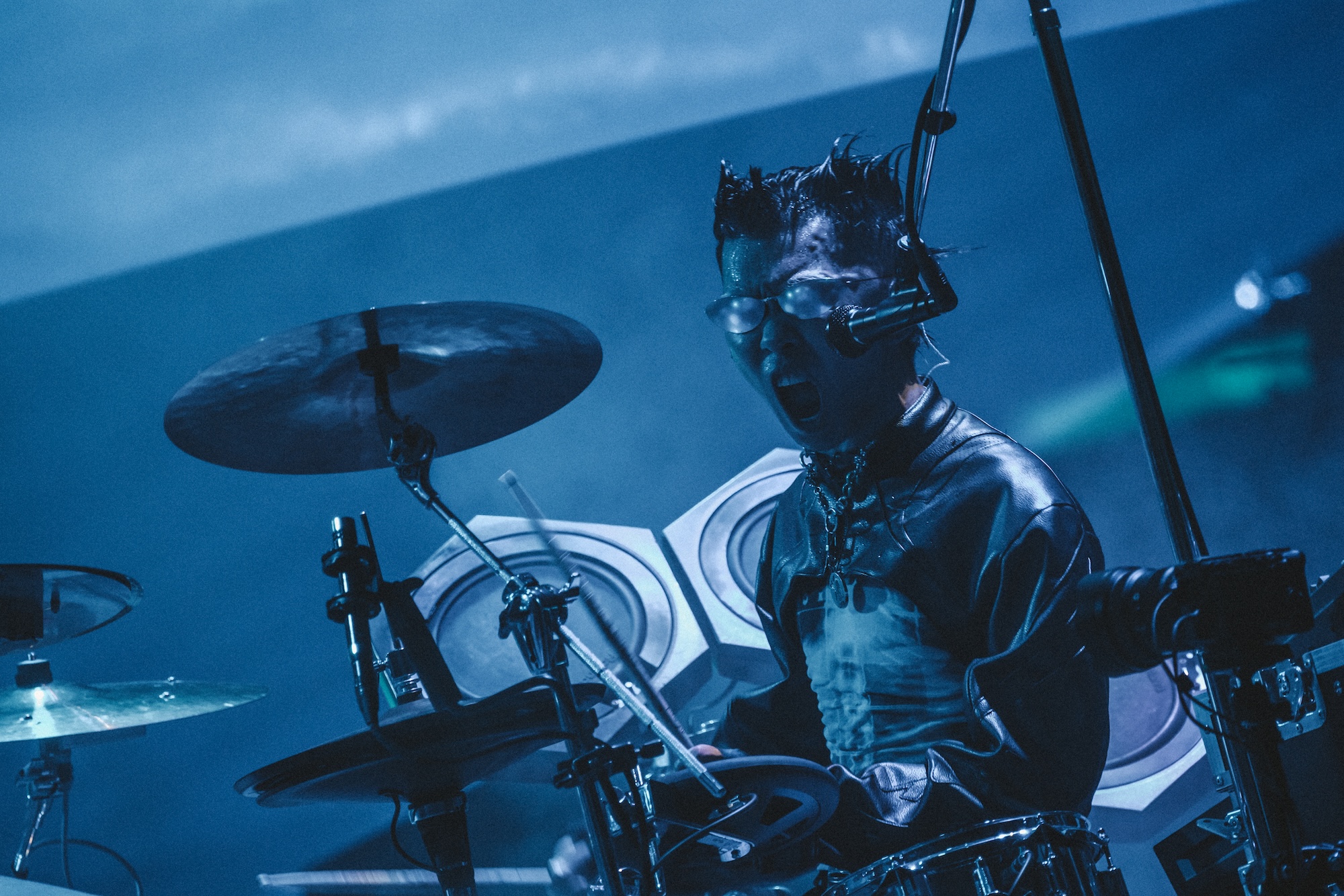 勢喜遊(Dr/Sampler)(Photo by Kosuke Ito)