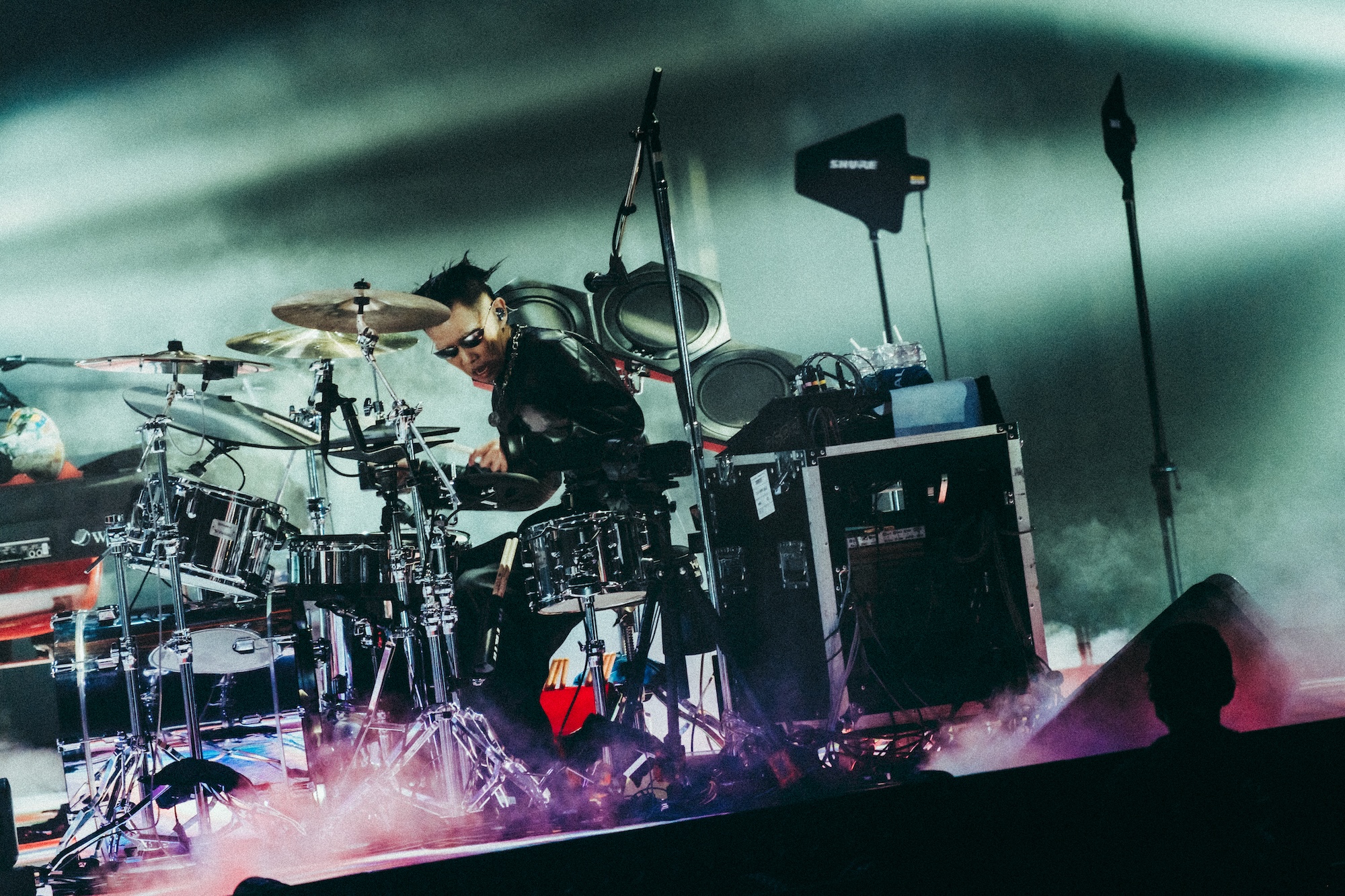 勢喜遊(Dr/Sampler)(Photo by Kosuke Ito)