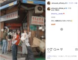 鈴木愛理、デコルテ＆ウインクショットの画像