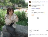 鈴木愛理、デコルテ＆ウインクショットの画像