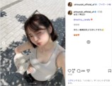 鈴木愛理、デコルテ＆ウインクショットの画像