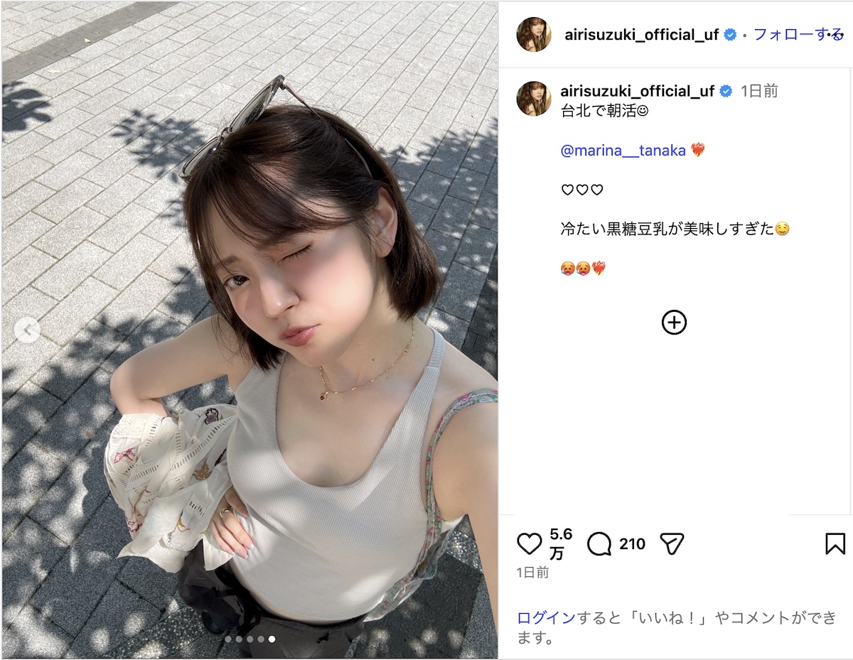 鈴木愛理、デコルテ＆ウインクショットの画像