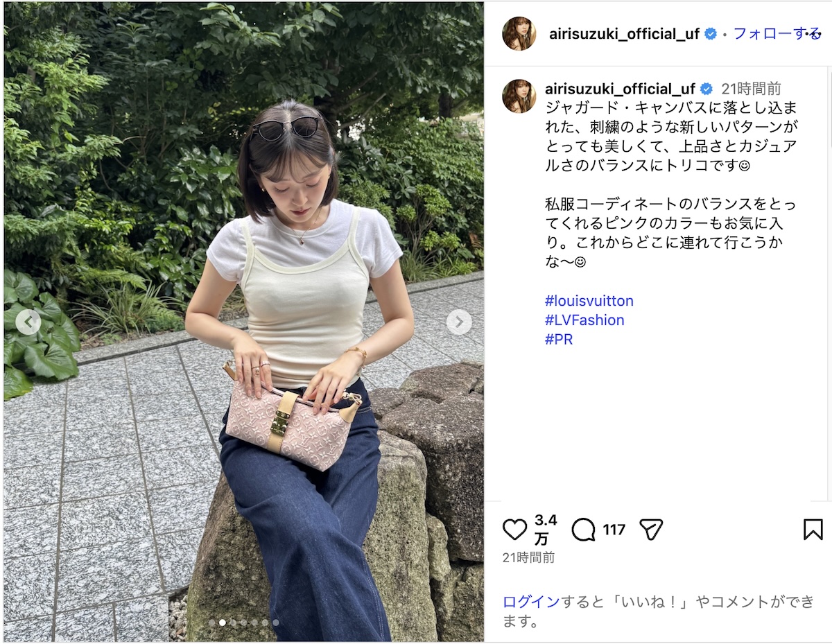 鈴木愛理、デコルテ＆ウインクショットの画像