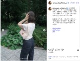 鈴木愛理、デコルテ＆ウインクショットの画像