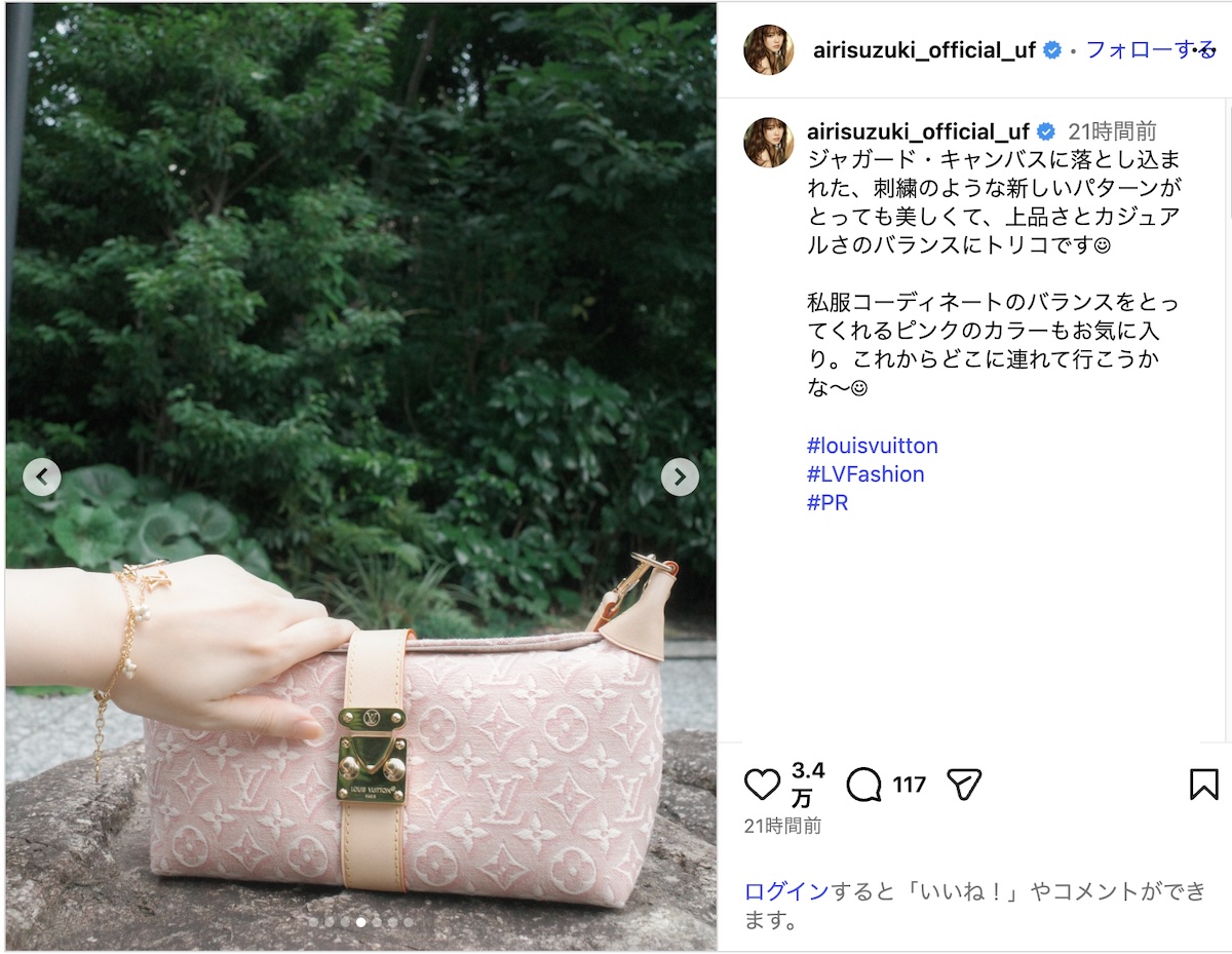 鈴木愛理、デコルテ＆ウインクショットの画像