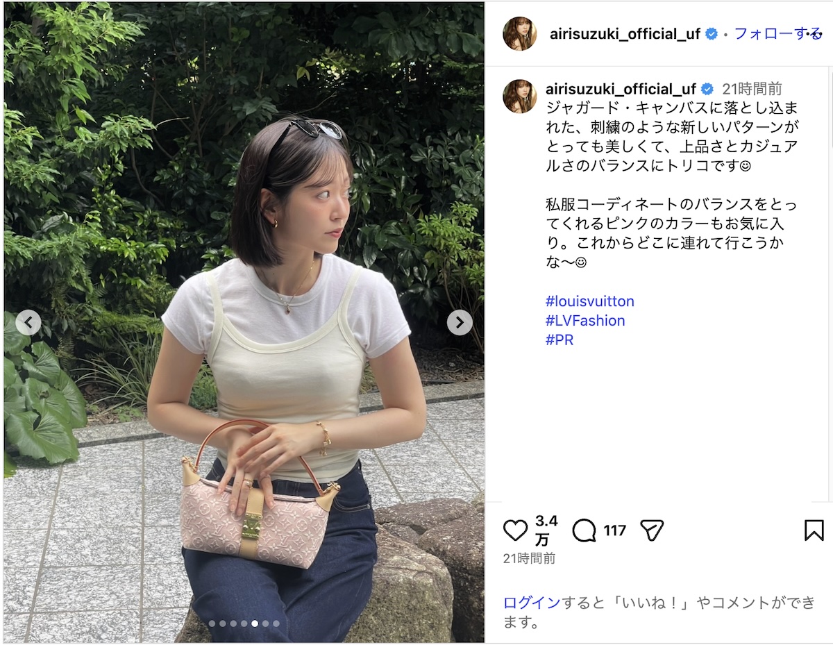 鈴木愛理、デコルテ＆ウインクショットの画像