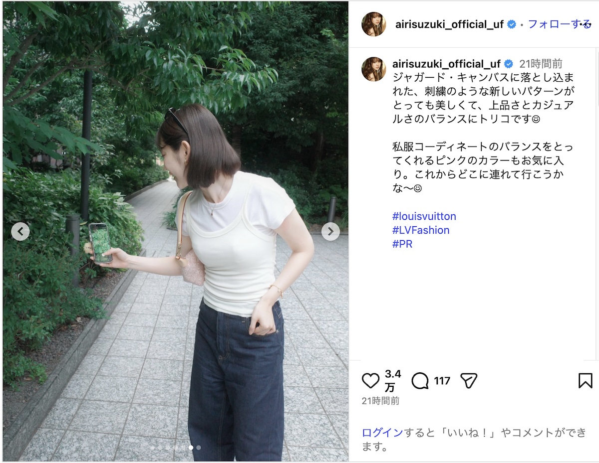 鈴木愛理、デコルテ＆ウインクショットの画像