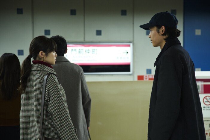 松村北斗が緊張感を漂わせ、今田美桜が凛と佇む 『白鳥とコウモリ』新場面写真公開
