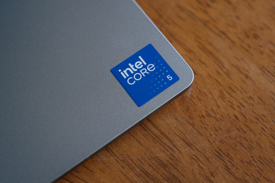 Intel Core 5搭載と分かる