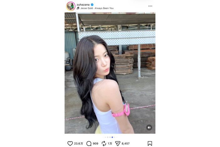LE SSERAFIM KAZUHA、タンクワンピース姿で夏満喫のオフショット 「可愛すぎる!」「観てるだけで癒される」