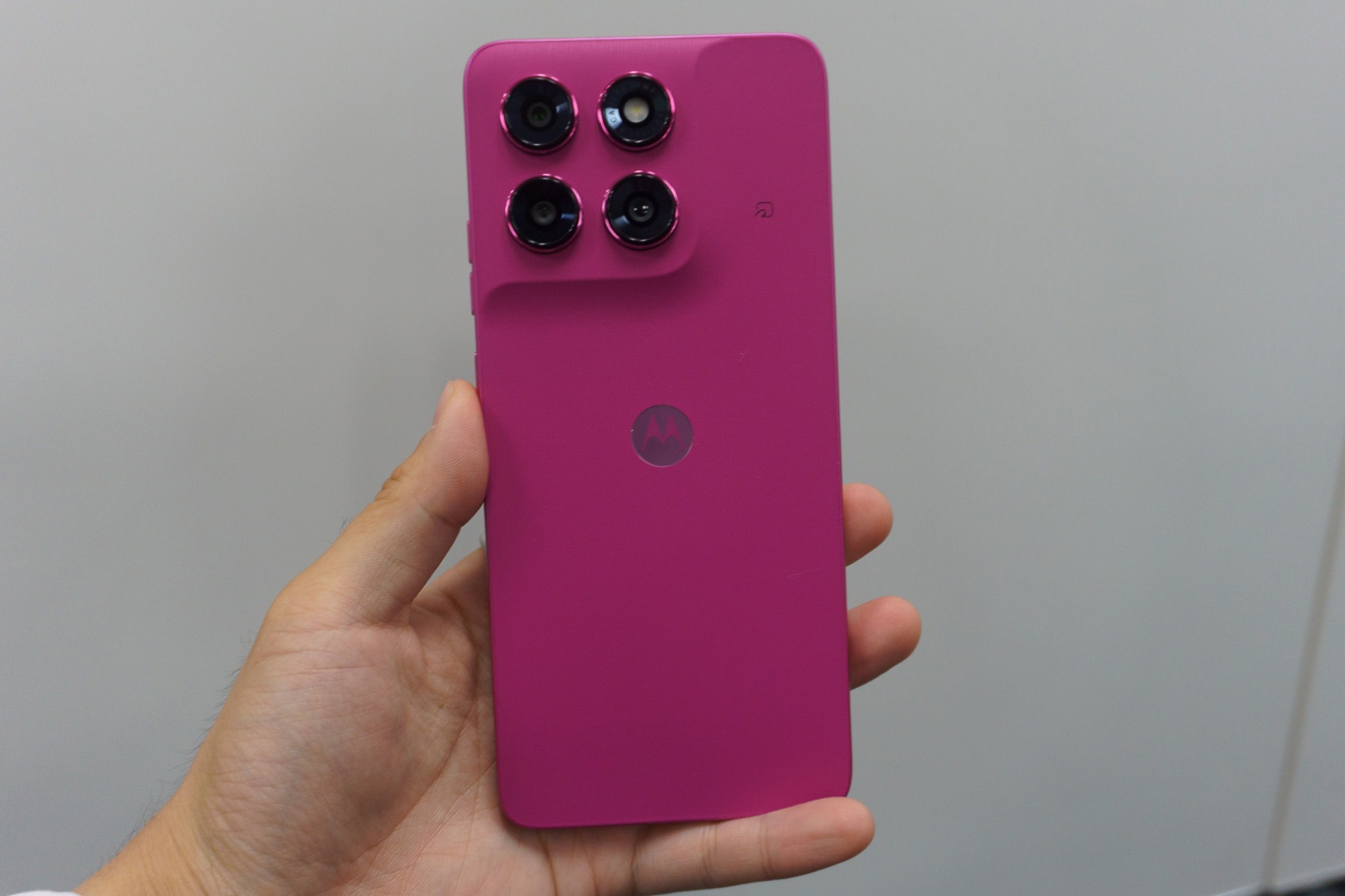フューシャレッドのmoto g37