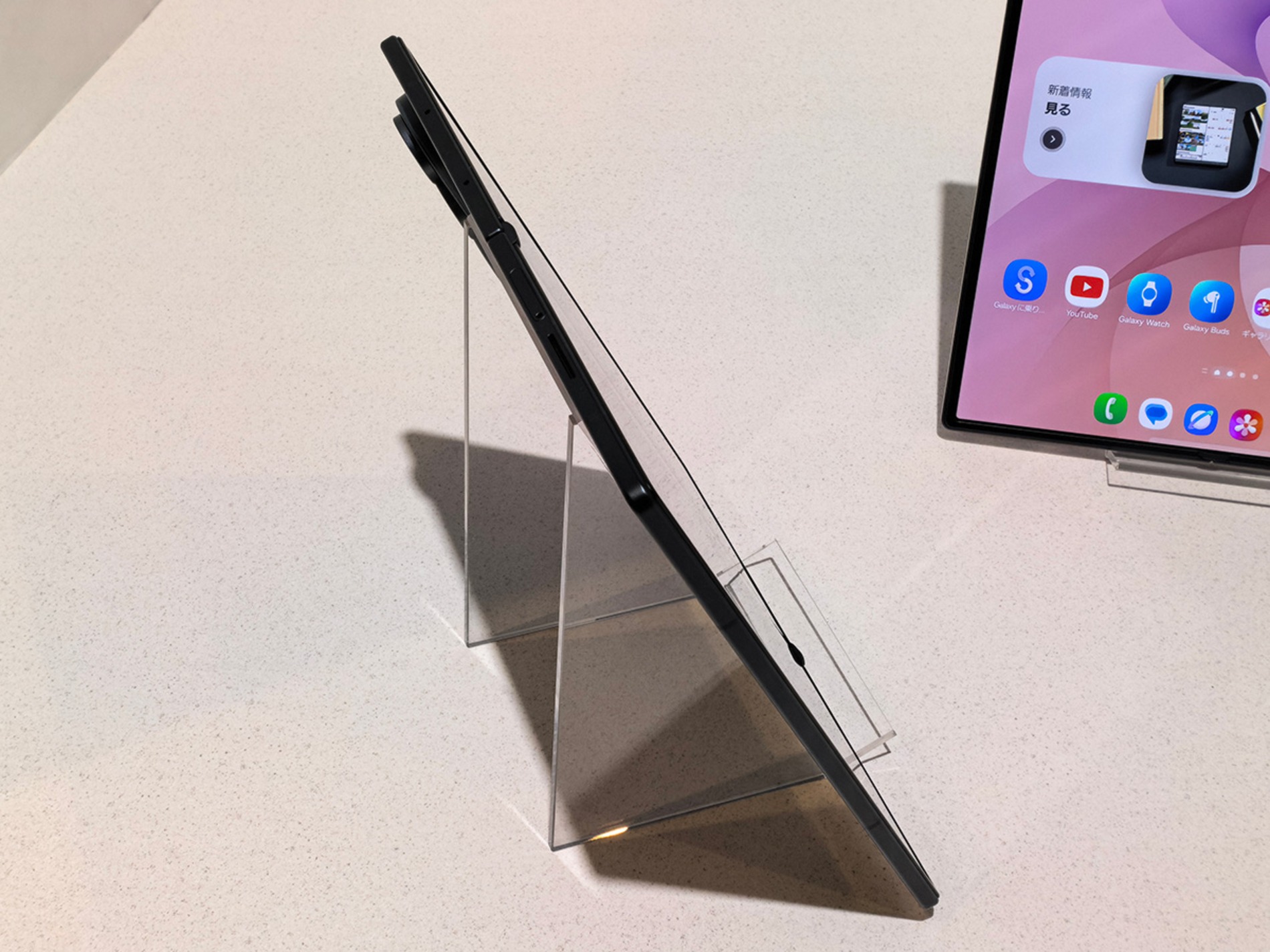 Galaxyの最新折りたたみスマホをチェックの画像