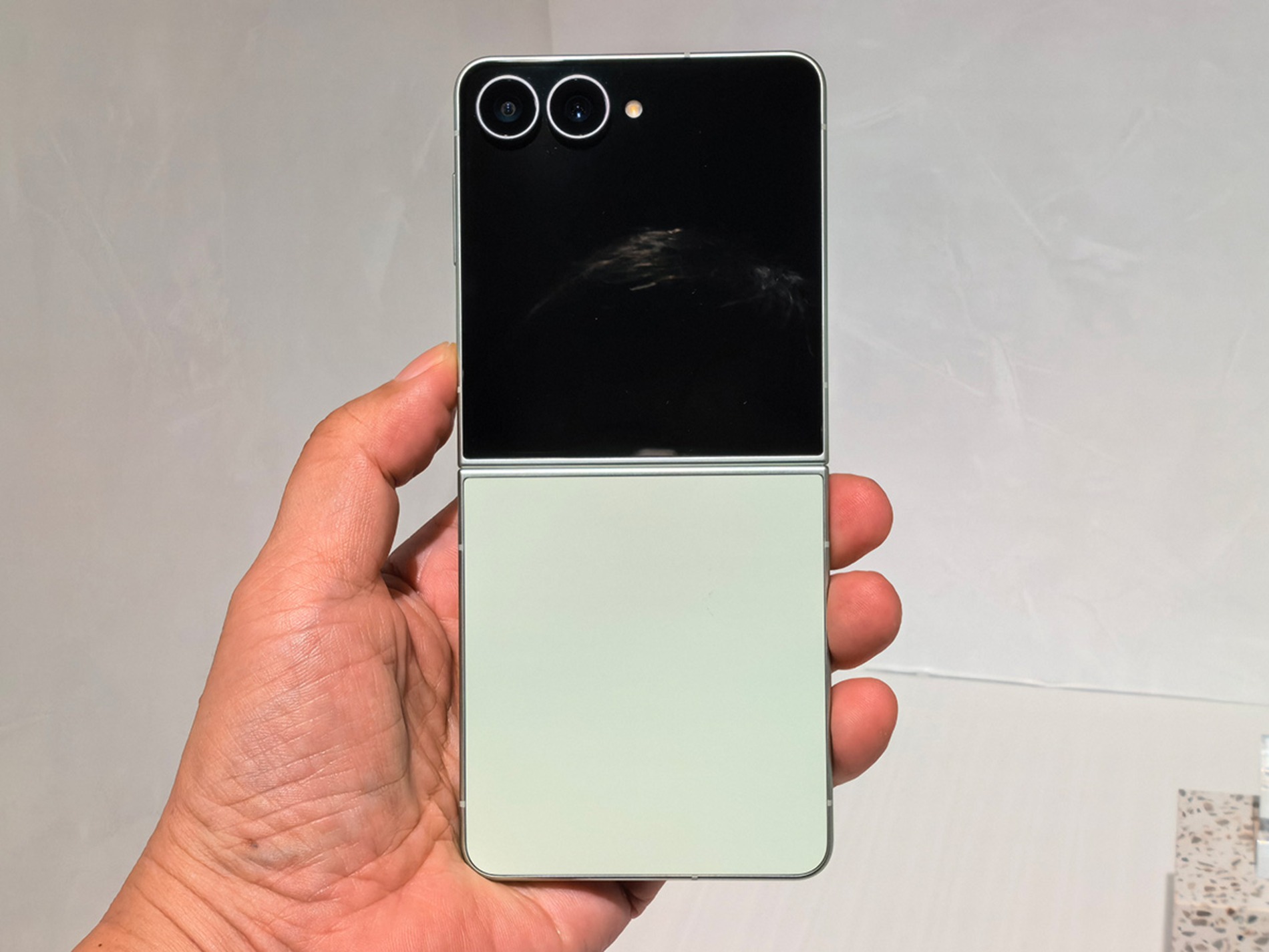 『Galaxy Z Flip8』　開いた状態