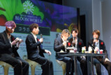 生姜焼きを頬張る堂本光一（中央）を見守る越岡裕貴、辰巳雄大、福田悠太と、ピタパンを食べて思わず笑顔の松崎祐介（左端）