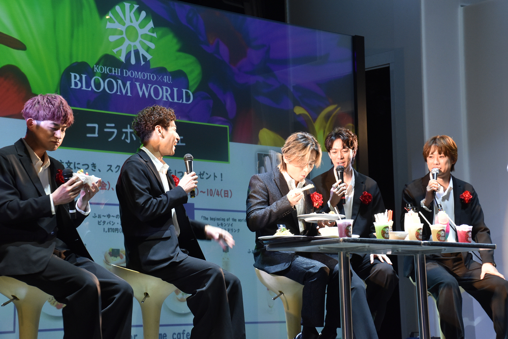 生姜焼きを頬張る堂本光一（中央）を見守る越岡裕貴、辰巳雄大、福田悠太と、ピタパンを食べて思わず笑顔の松崎祐介（左端）