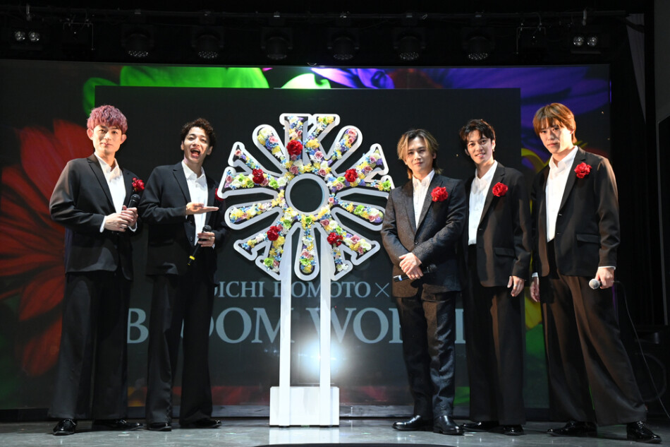 「BLOOM WORLD」のフラワーモニュメントを囲む、堂本光一とふぉ～ゆ～（右から、越岡裕貴、辰巳雄大、福田悠太、松崎祐介）