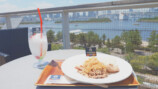 「これが世界の始まり ～ガッツリお肉の特製生姜焼きプレート～」1,870円と、「ふぉ～ゆ～の『大丈夫さ』ハッピーサイダー」990円