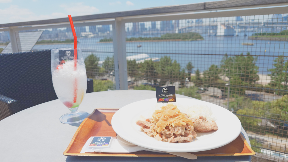 「これが世界の始まり ～ガッツリお肉の特製生姜焼きプレート～」1,870円と、「ふぉ～ゆ～の『大丈夫さ』ハッピーサイダー」990円