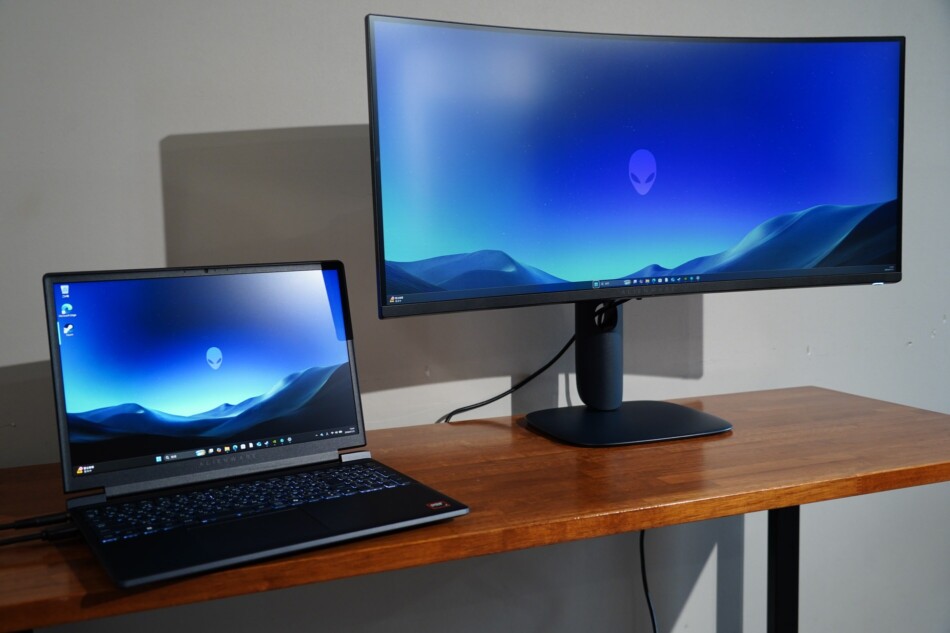 『Alienware 15ゲーミング ノートパソコン（DA15265）』と『Alienware 34 240Hz ゲーミング モニター（AW3426DWM）』