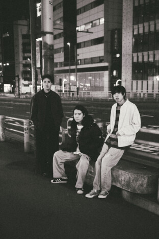 life crown、新曲「プレイユース」&「おくれた光」連続リリース 自主企画スリーマンライブも