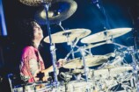 Tomoya（Dr）（Photo by ヤマダマサヒロ）