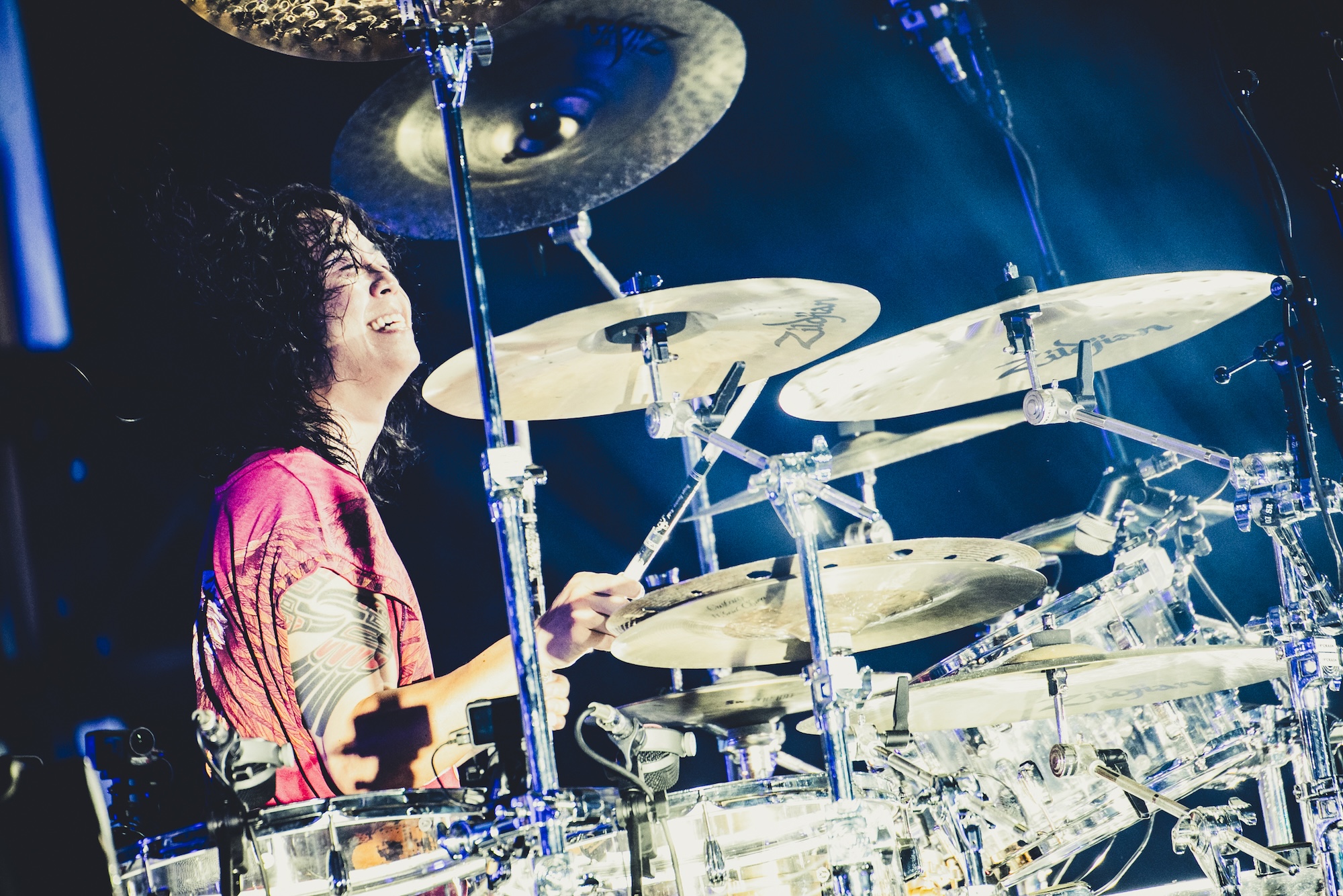 Tomoya（Dr）（Photo by ヤマダマサヒロ）