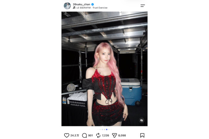 LE SSERAFIM SAKURA、ピンクヘア×赤ドレス姿に「妖精みたい」「全てが眼福」　ビール片手に素が見えるオフショットも