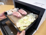 食材をセットしてオーブンに入れる様子