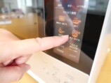調理ボタンを押す様子